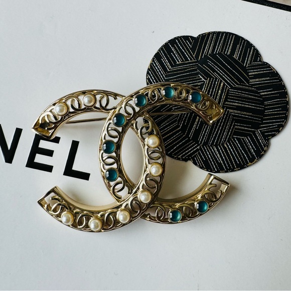 CHANEL Large CC White Pearl And Blue Enamel  Brooch - Picture 12 of 15